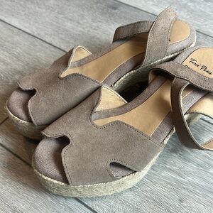 Toni Pons essential neutral suede Hermes style espadrille sandal 39/ size 8